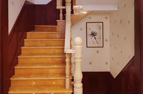 巨鹿中式别墅室内汉白玉石楼梯的定制安装装饰效果